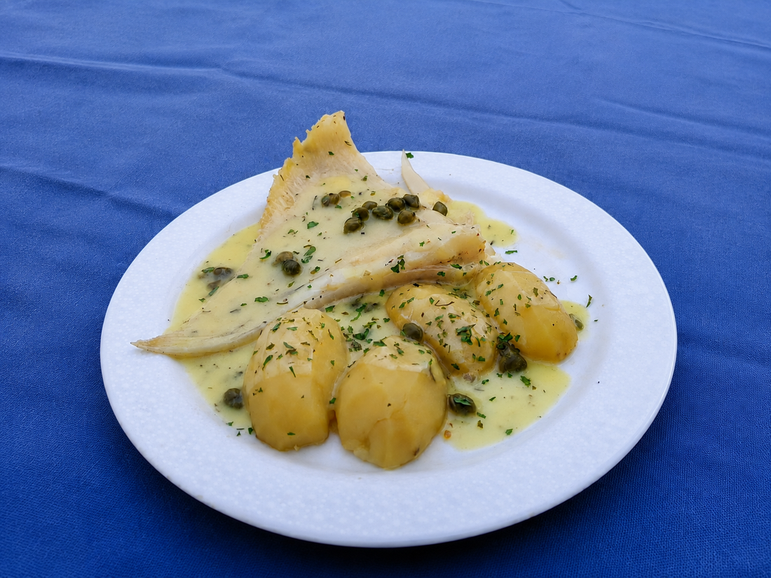Aile de raie cuisinée avec pommes de terre, sauce et câpres