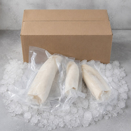 Blancs de seiche hors calibre sous vide sur glace, carton en arrière-plan